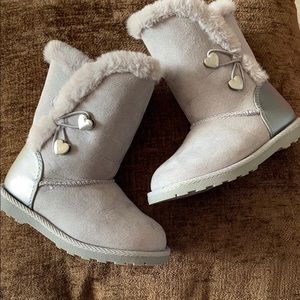Adorable silver/gray boots, toddler girl size 7 💕
